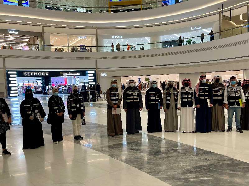 فريق التأكد من الاشتراطات الصحية خلال جولته أمس الأول على «مول العاصمة»