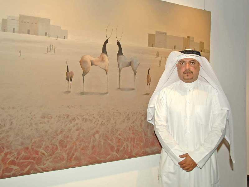 الشطي أمام أحد أعماله