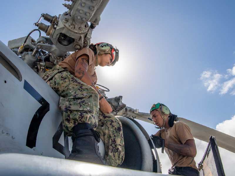 صيانة لمروحية أميركية في منطقة عمليات الأسطول السابع أمس الأولn