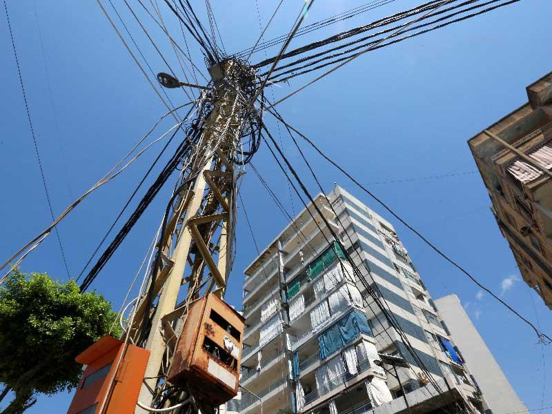 زحمة كابلات على أحد اعمدة الكهرباء في صور جنوب لبنان (رويترز)n