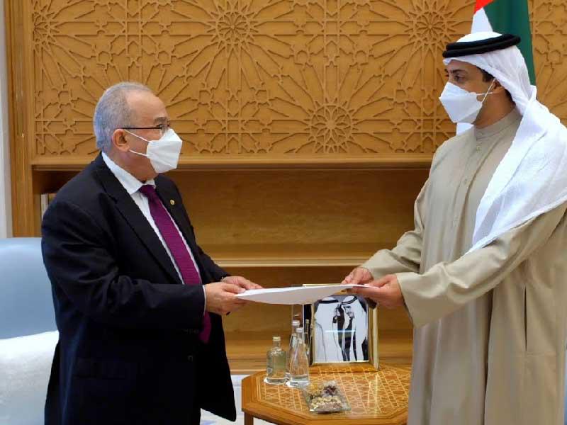  نائب رئيس مجلس الوزراء وزير شؤون الرئاسة الإماراتي الشيخ منصور بن زايد، ووزير الشؤون الخارجية الجزائري رمطان لعمامرة