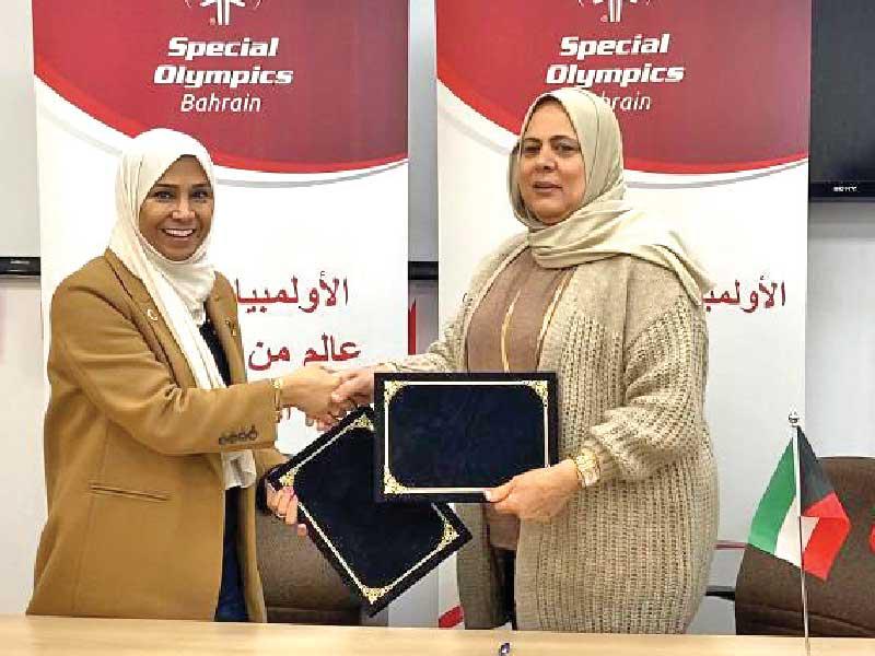  رئيس مجلس إدارة نادي الطموح رحاب بورسلي ونظيرتها البحرينية وفيقة جمال بعد توقيع المذكرة