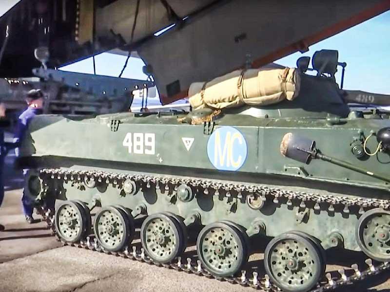 قيام القوات الروسية بتفكيك طائرة شحن عسكرية عند هبوطها في إيفانوفو بعد الانتهاء من مهمتها في كازاخستان