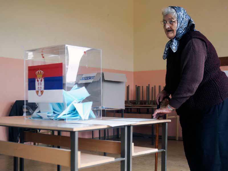 مسنة صربية تشارك في الاستفتاء