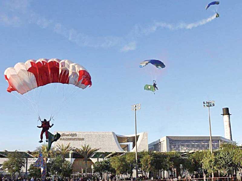 مظليون من الجيش خلال المشاركة