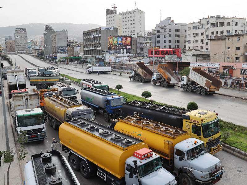 صهاريج وقود تغلق طريقا في العاصمة اللبنانية بيروت