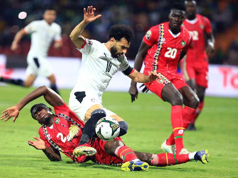 تعرض محمد صلاح للإعاقة من مدافع غينيا بيساو فالي كاندي (أ ف ب)