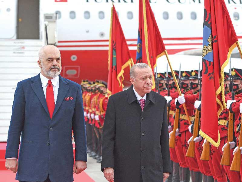 رئيس الوزراء الألباني مستقبلاً إردوغان في مطار تيرانا أمس t(أ ف ب)