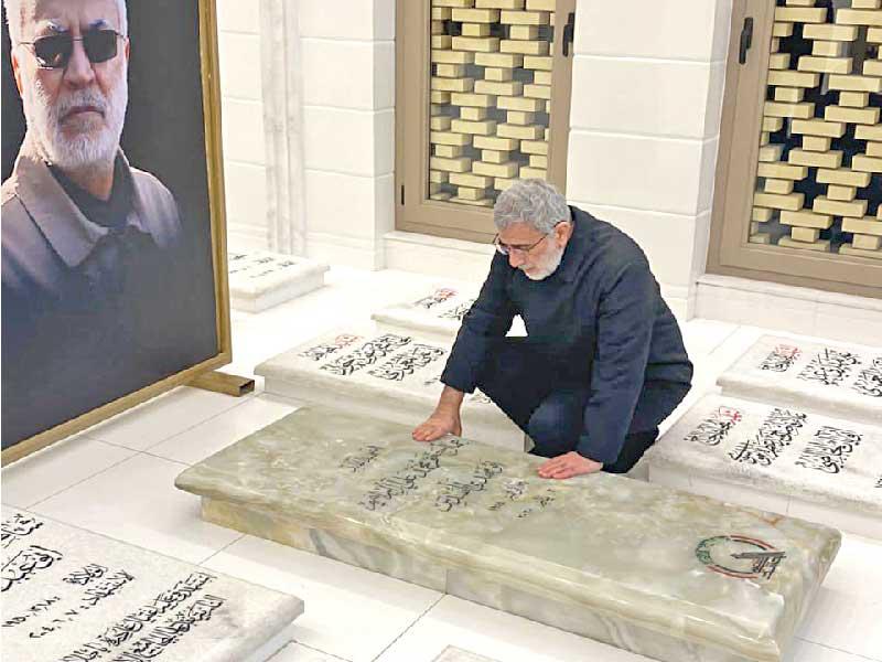 قآني يزور قبر المهندس أمس