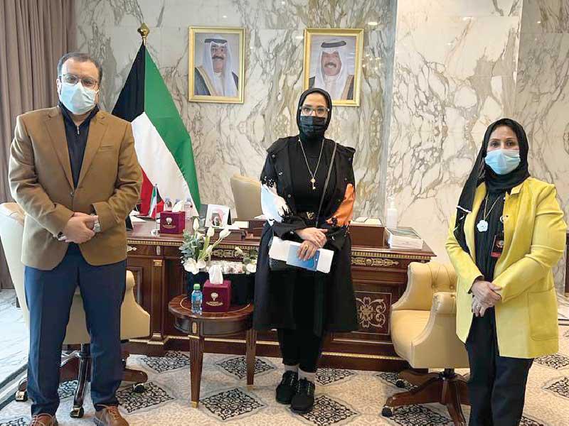 وزير الصحة د.خالد السعيد مستقبلاً وفد جمعية العلاج الطبيعي