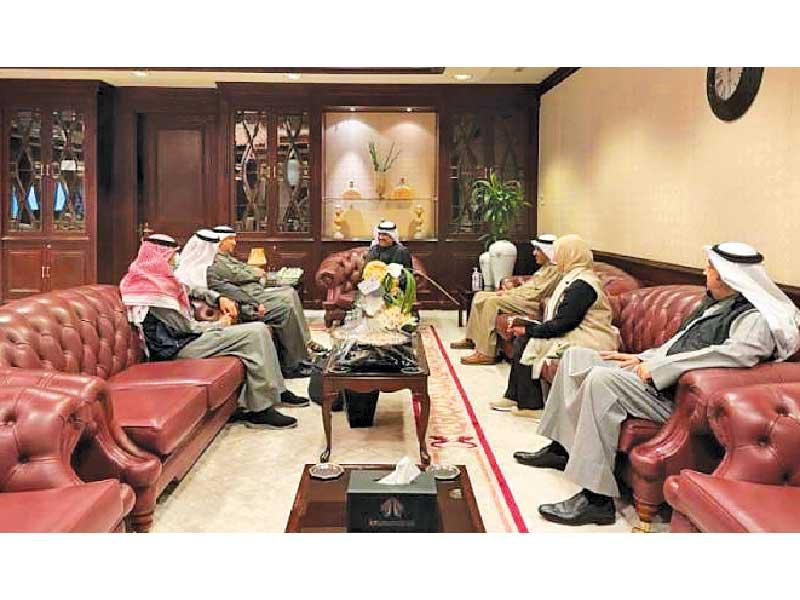 وزير الشؤون الاجتماعية والتنمية المجتمعية وزير الدولة لشؤون الإسكان والتطوير العمراني مبارك العرو مستقبلاً سفير الإمارات أمس