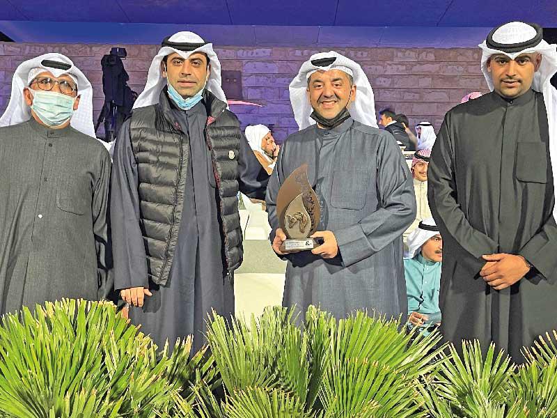 د. حمد روح الدين مُكرّماً وليد الخشتي على رعاية «زين» للبطولة