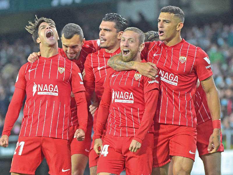 لاعبو اشبيلية خلال مباراة سابقة