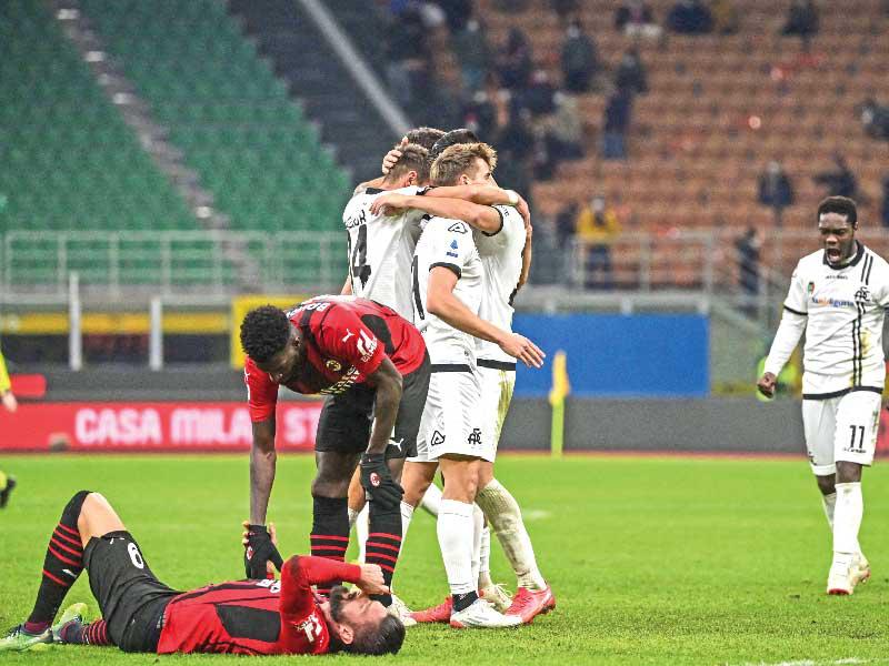 فرحة لاعبي سبيتسيا بعد الفوز على ميلان 