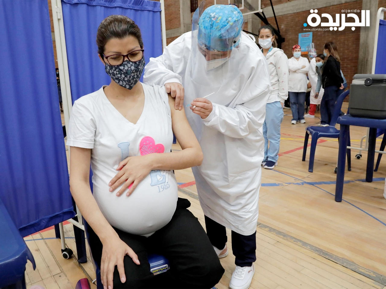 امرأة حامل تتلقى جرعة من لقاح «فايزر/بايونتك» في بوغوتا، كولومبيا