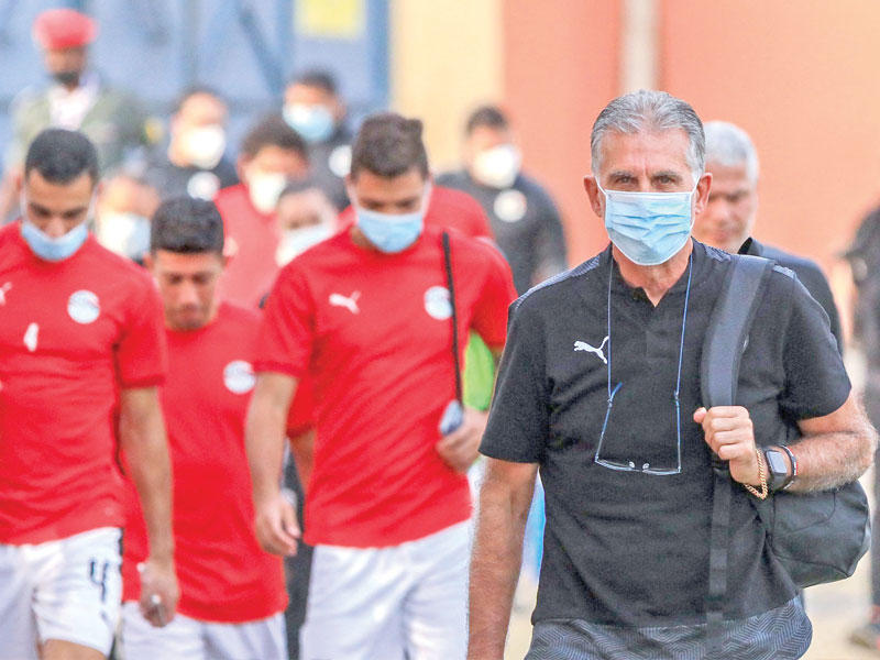 مدرب منتخب مصر كارلوس كيروش مع فريقه لحضور جلسة تدريبية سابقة ( ارشيف)