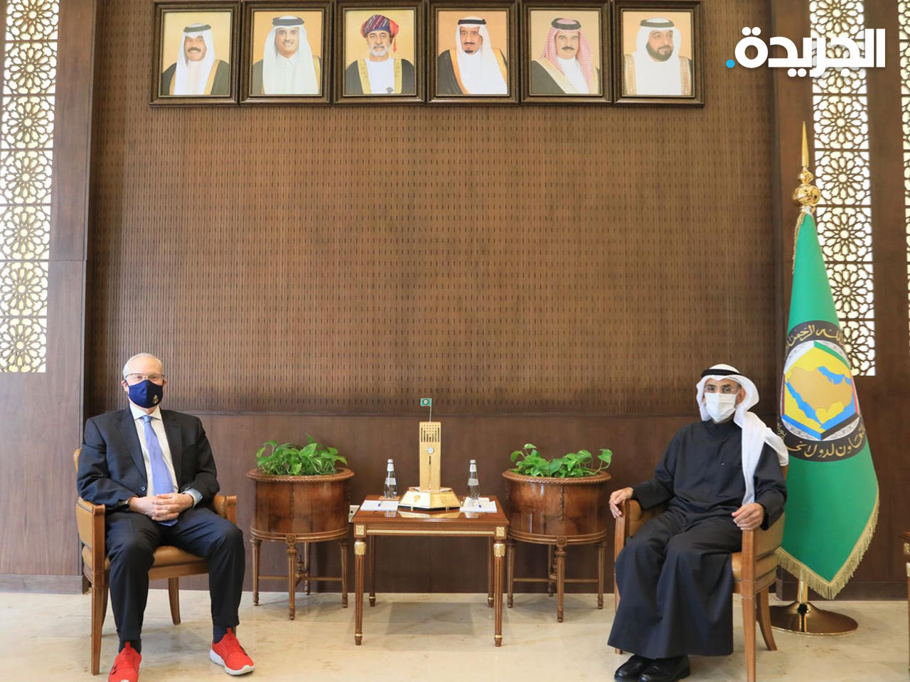  الحجرف خلال اجتماعه مع المبعوث الأمريكي لليمن تيموثي ليندركنغ بمقر الأمانة العامة بالرياض