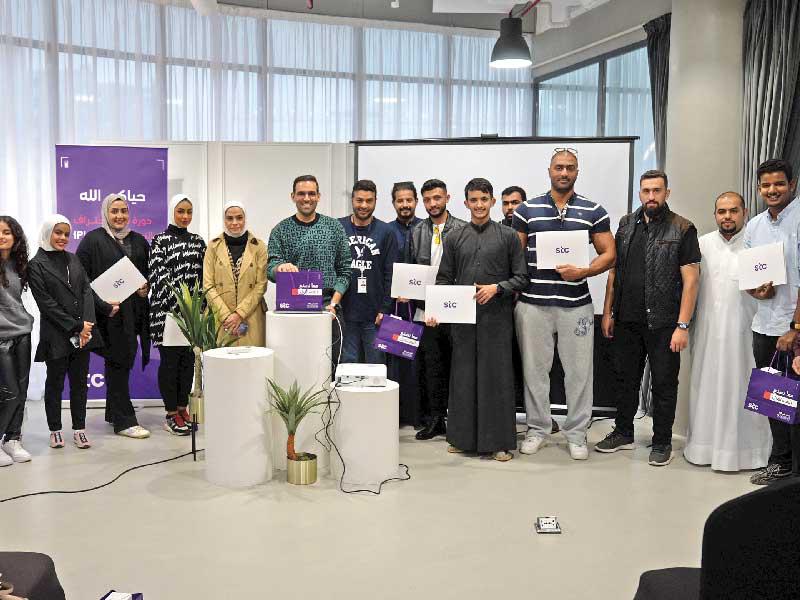 جانب من المشاركين في الدورة