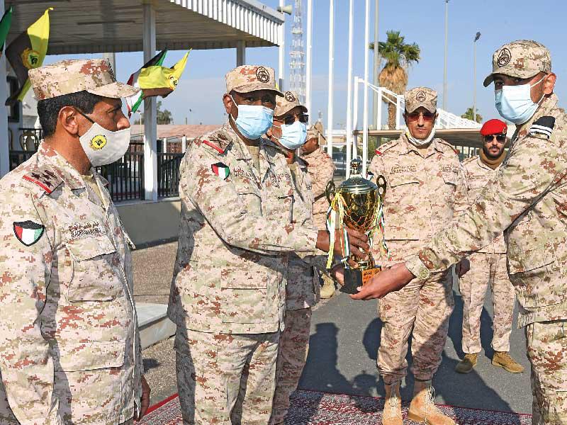 أمان مسلماً أحد الخريجين كأس التفوق الرياضي 