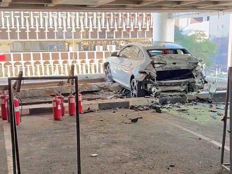 المركبة معلقة على حافة الموقف 