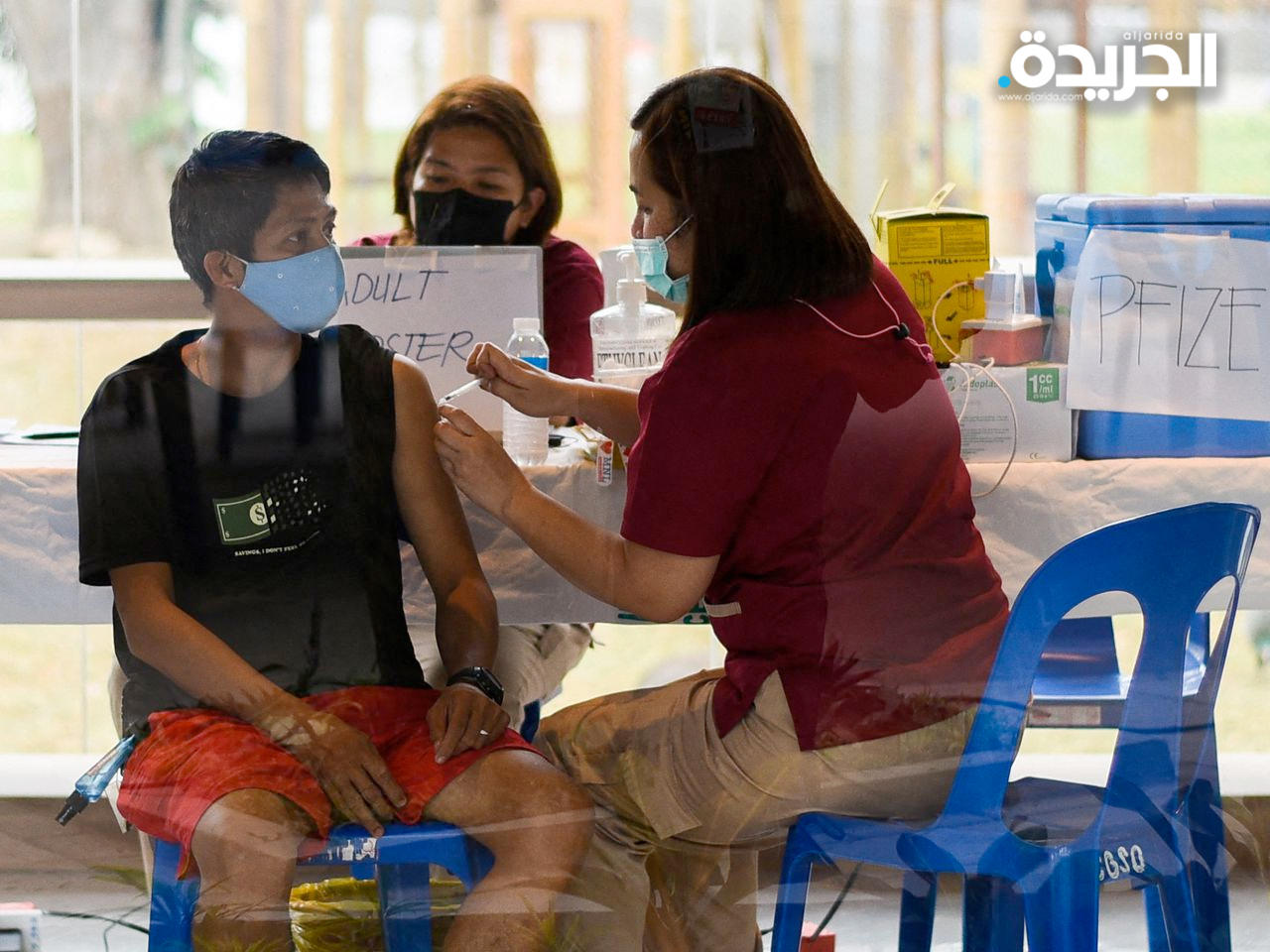 رجل يتلقى اللقاح في حديقة حيوانات مانيلا