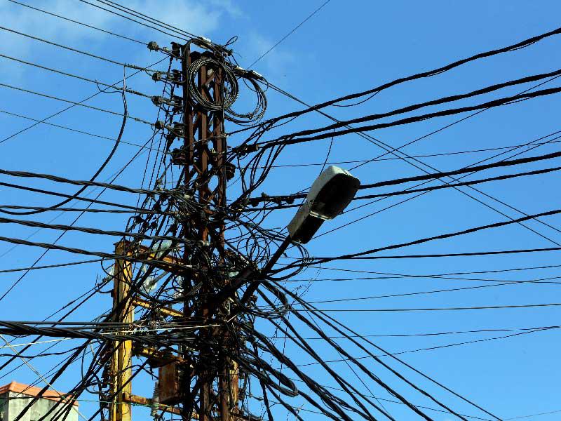 كابلات كهرباء في مدينة صور بلبنان