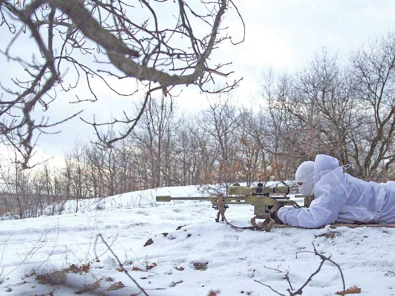 قناص من القوات الأوكرانية خلال مناورات عسكرية في منطقة دونيتسك أمس (رويترز)