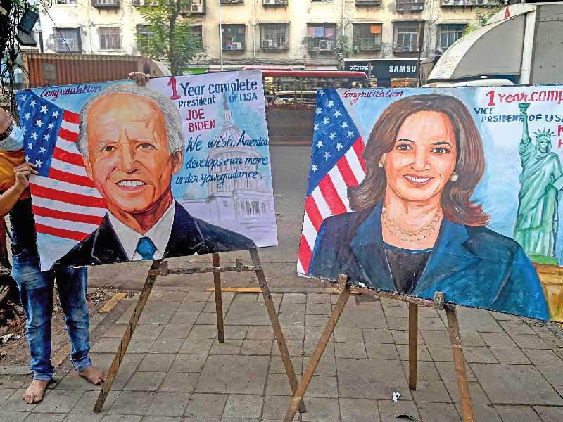 رسام هندي يعرض لوحتين لبايدن ونائبته كامالا هاريس في مومباي أمس  (أ ف ب) 