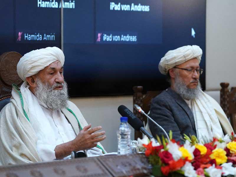 رئيس وزراء طالبان محمد حسن أخوند يتحدث بجوار النائب الثاني لرئيس الوزراء عبد السلام حنفي في المقر الرئاسي السابق في كابول