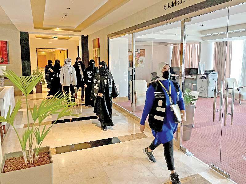 جانب من جولة الفريق النسائي على فندق «ميلينيوم» أمس