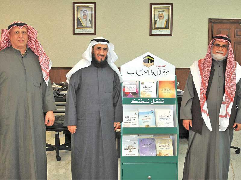 وكيل الأوقاف مستقبلاً وفد المبرة أمس