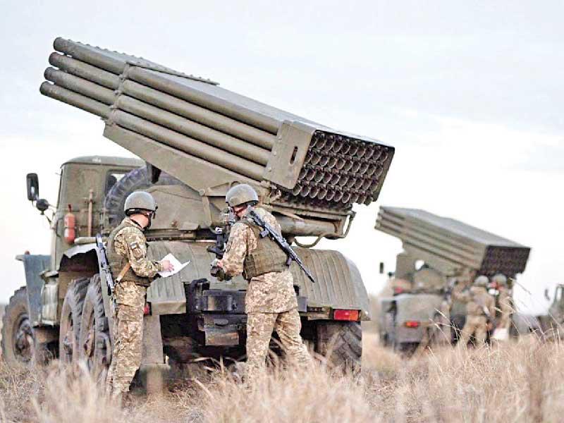 راجمات صواريخ تابعة للجيش الأوكراني خلال تدريبات في منطقة خيرسون (رويترز)