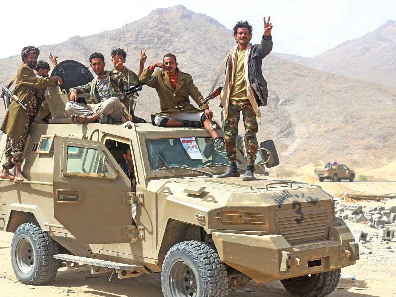 عناصر بـ«ألوية العمالقة» الجنوبية في مديرية حريب جنوب مأرب وسط اليمن أمس الأول (أ ف ب)