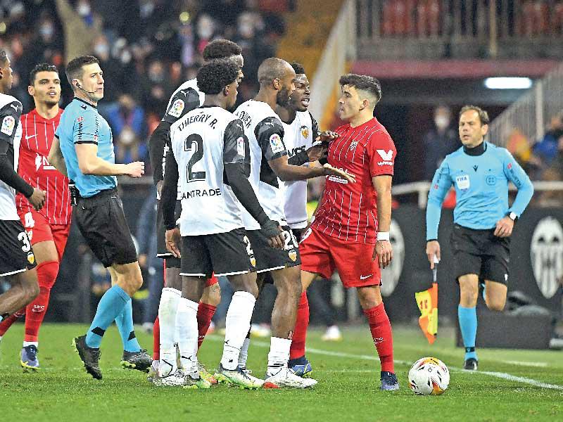 جانب من مباراة إشبيلية وفالنسيا