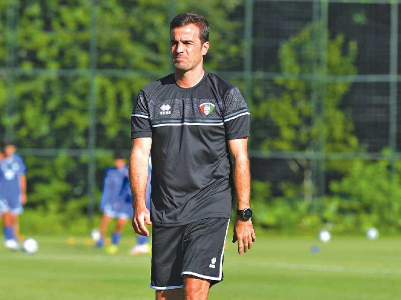 المدرب الإسباني كارلوس مارتينيز 