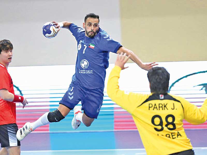  لاعب الأزرق عبدالعزيز الشمري يصوب على المرمى الكوري 