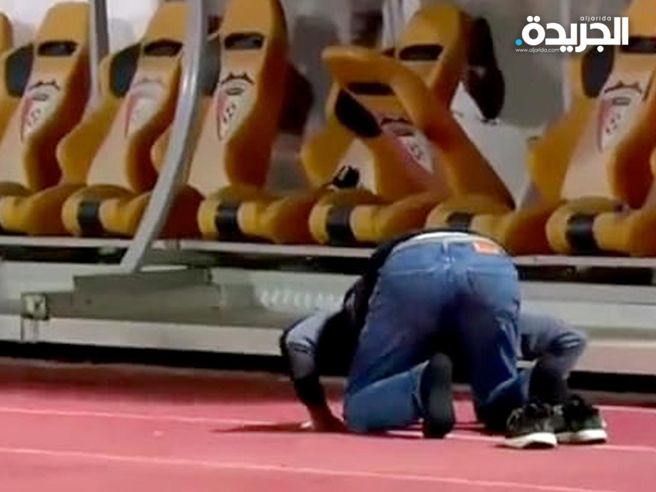 مدرب خيطان ساجداً بعد التأهل