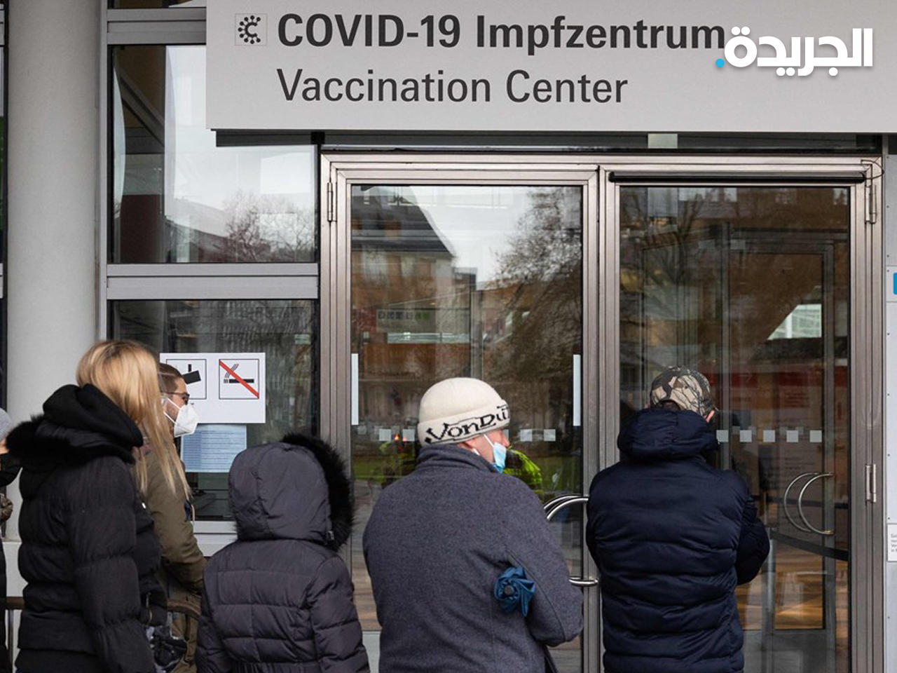 مواطنون ألمان يقفون في طابور لتلقي التطعيم - صورة أرشيفية