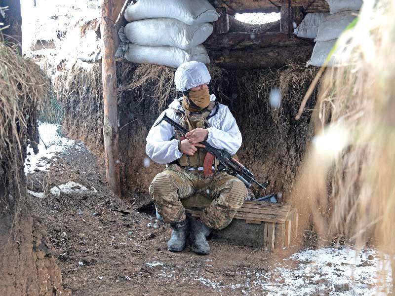 جندي أوكراني على جبهة القتال في دونيتسكt (رويترز)