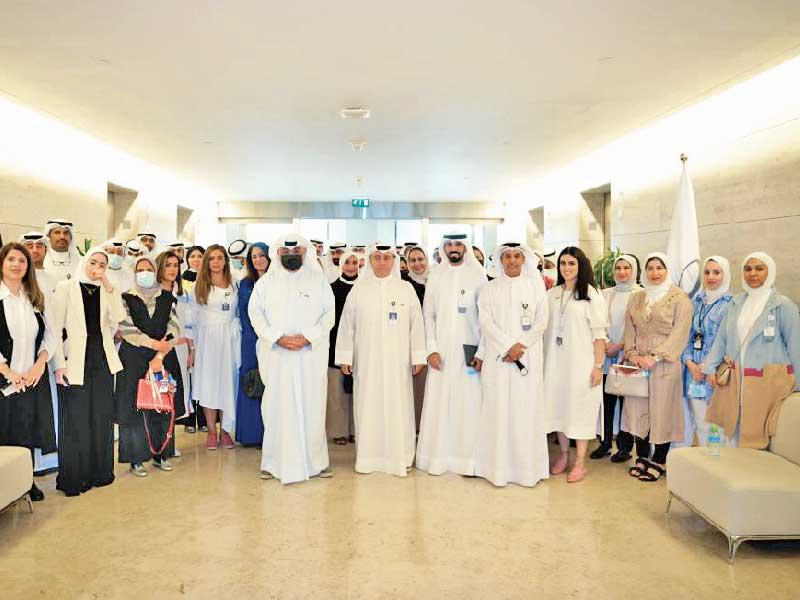 صلاح المضف متوسطاً موظفي بنك الائتمان