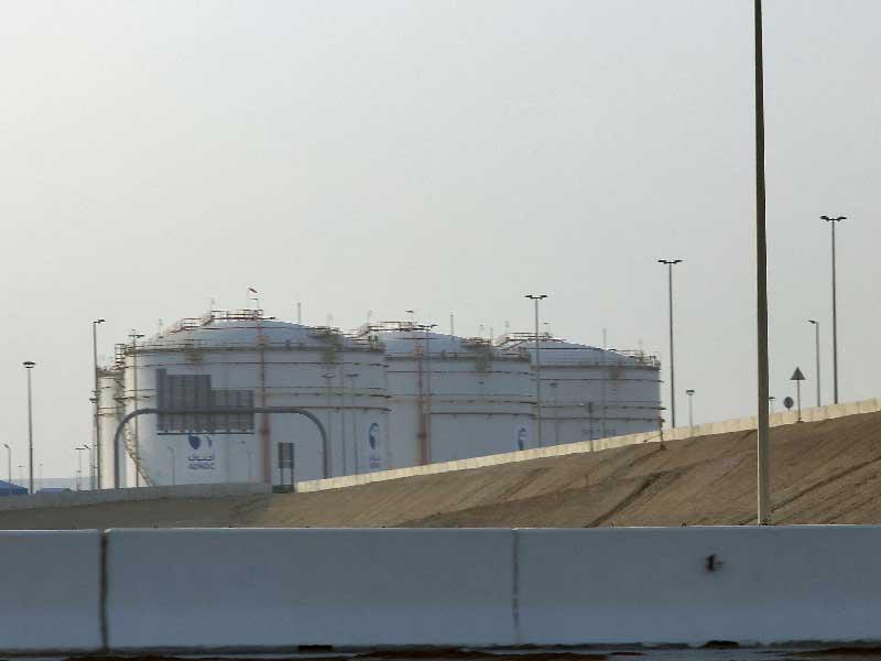 منشأة تخزين تابعة لشركة النفط أدنوك بالقرب من مطار في عاصمة الإمارات العربية المتحدة ، أبو ظبي