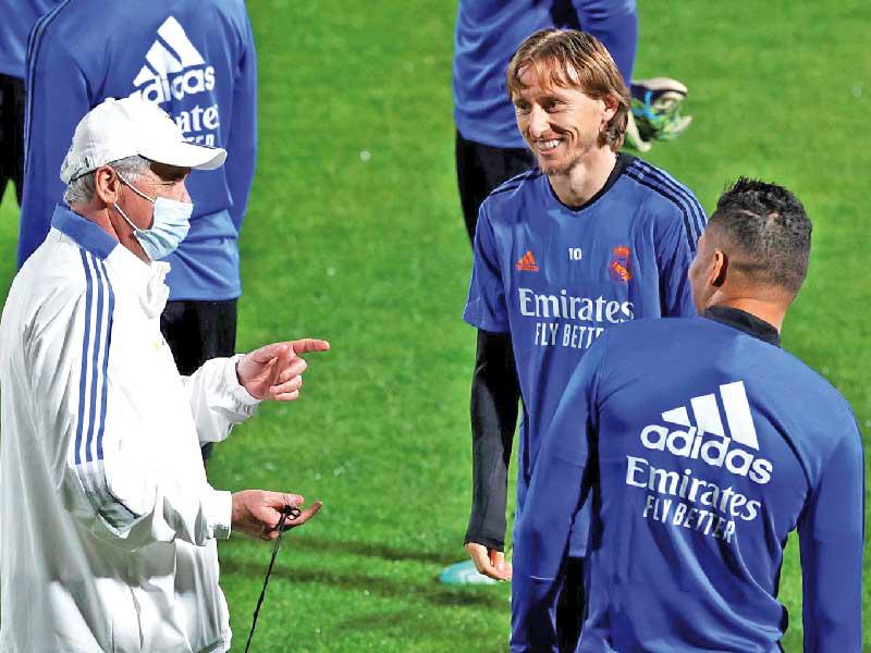 أنشيلوتي مع بعض اللاعبين