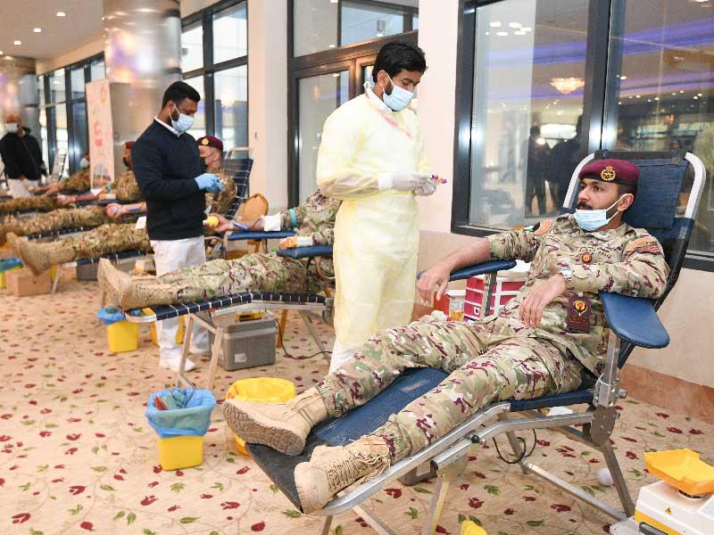 عسكريون خلال التبرع بالدم (تصوير نوفل ابراهيم)