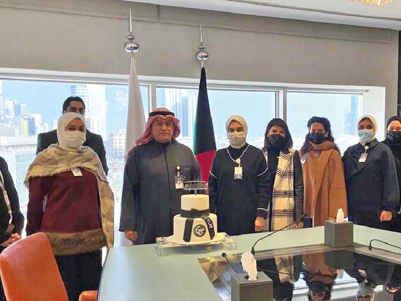 نائب رئيس مجلس الإدارة المدير العام لبنك الائتمان صلاح المضف مكرماً إيلاف أشكناني