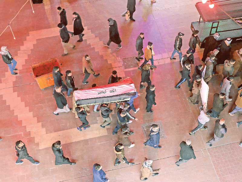 عراقيون يشيعون في النجف أمس أحد الجنود الذين قتلوا في هجوم ديالى  (رويترز)