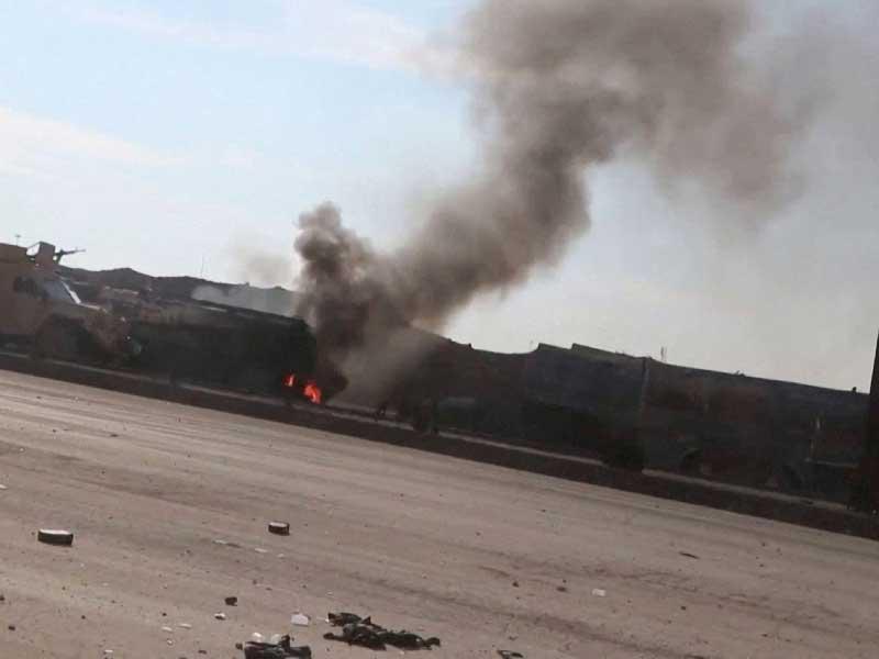 مركبة مصفحة بالقرب من دخان حيث اشتبك عناصر تابعة لقوات سوريا  الديمقراطية مع مقاتلي داعش