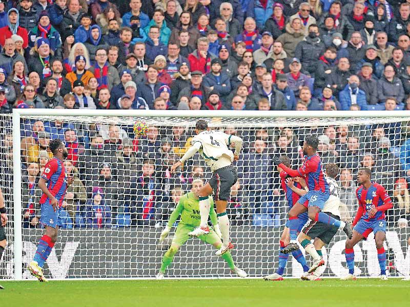 فان دايك نجم ليفربول يحرز هدفه في مرمى كريستال بالاس