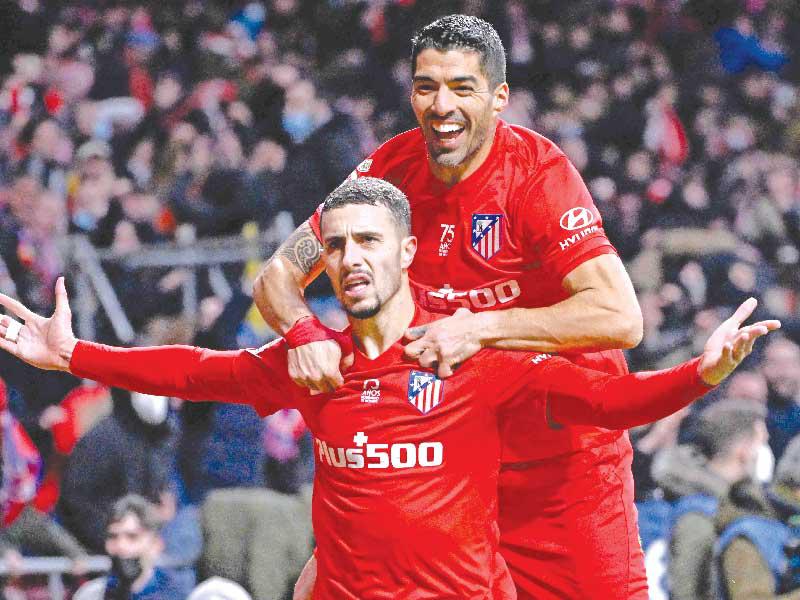 هيرموسو نجم أتلتيكو يحتفل بهدفه مع سواريز