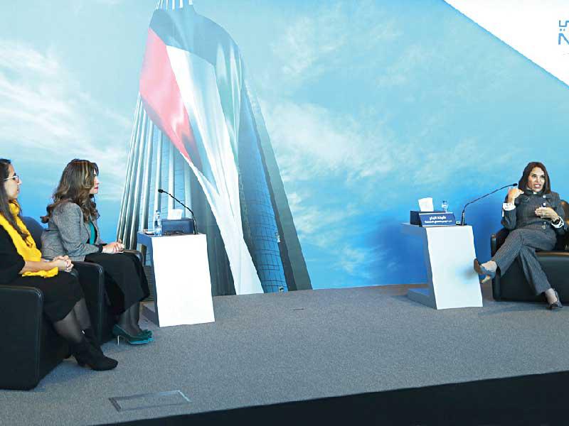 شيخة البحر متحدثة خلال الحلقة النقاشية