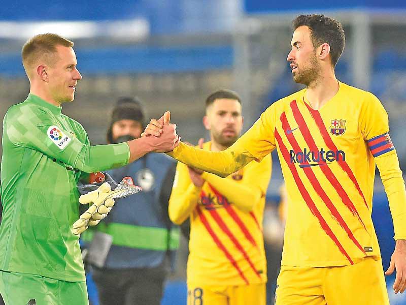 بوسكيتس وشتيغن يتصافحان بعد الفوز